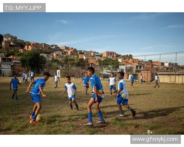 足球明星在绿茵场上的精彩瞬间展现运动魅力与激情的完美结合